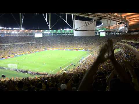 Torcida cantando É campeao