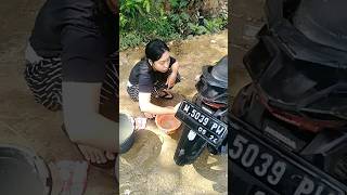 Download lagu tante cewek glowing cuci motor sendiri #shorts mp3