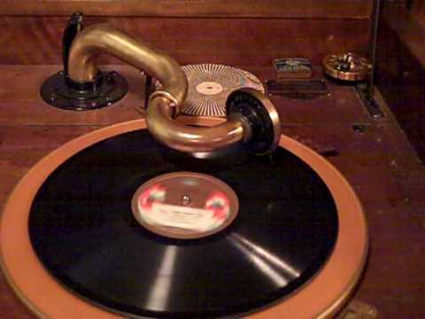 THE LITTLE (CALIFORNIA) RAMBLERS ADRIAN ROLLINI - TESSIE - ROARING 20'S VICTROLA.MP4