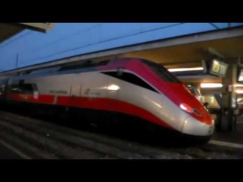 TRENO FRECCIAROSSA  IN STAZIONE A PORTA NUOVA TORINO.