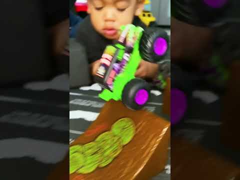 OFFICIAL GRAVE DIGGER 1/64 scale RC ACTION !