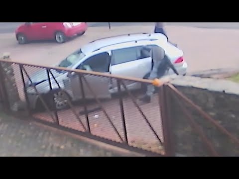 Pijany rozbił auto o ogrodzenie i próbował uciec