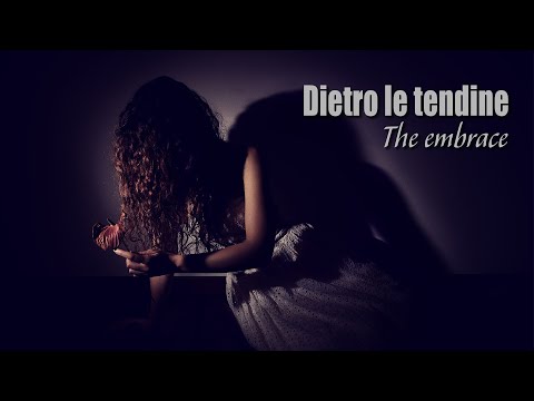 Dietro le tendine - The embrace