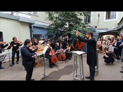 P.Chizhevskiy, Questa Musica - Bach Concerto for 2 Violins, BWV1043 (01/07/20, Pokrovka yard Moscow)