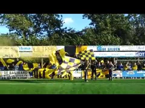 SFEER ULTRAS DOSKAMPEN VOOR HET BEGIN VAN DE WEDSTRIJD