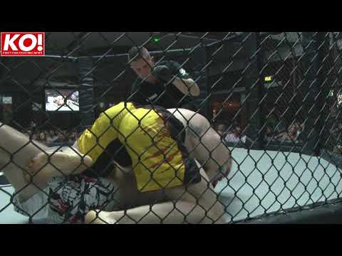 Decky Dalton is back as he wins the Akuma Featherweight title  with an impressive R1 finish