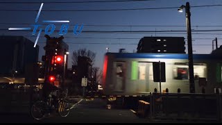 【東武線】夕暮れ時の踏切〜通過する電車
