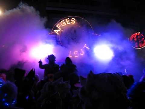 Dansen aan de pompier van Afgesjikt op moindagnacht Oilsjt Carnaval 2014
