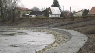 preview picture of video 'Rzeka Wisłoka - zabezpieczenie brzegu w miejscowości Załęże'