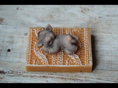 Пакуем бычка - милашку в прозрачный купол, упаковка новогоднего сувенирного мыла.