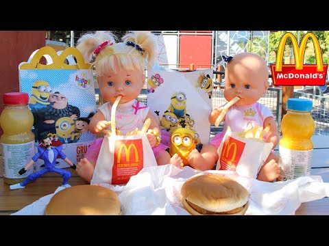 BEBÉS Nenuco Hermanitas Traviesas CARRERA de Coche y Moto - MERIENDAN hamburguesas