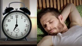 Standbild aus Teaser: Mann und Wecker