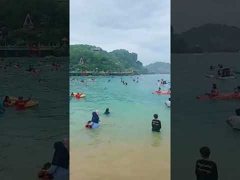 Siapa yang sudah merindukan kesegaran Pantai Drini di Gunungkidul? 🌊✨ Pas banget untuk liburan santai sambil menikmati...