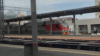 Электровоз 3ЭС5К-631 с контейнерным поездом проходит станцию Владивосток