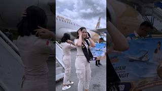 Download lagu Pramugari Cantik Super Air Jet Turun Tangga Persiapan Foto Bersama di Samping Pesawat 😁🥰🥰✌️✌️ mp3