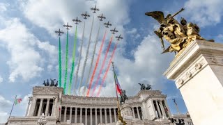 Lo spettacolare sorvolo delle Frecce Tricolori sull'Altare della Patria per la Festa della Repubb...