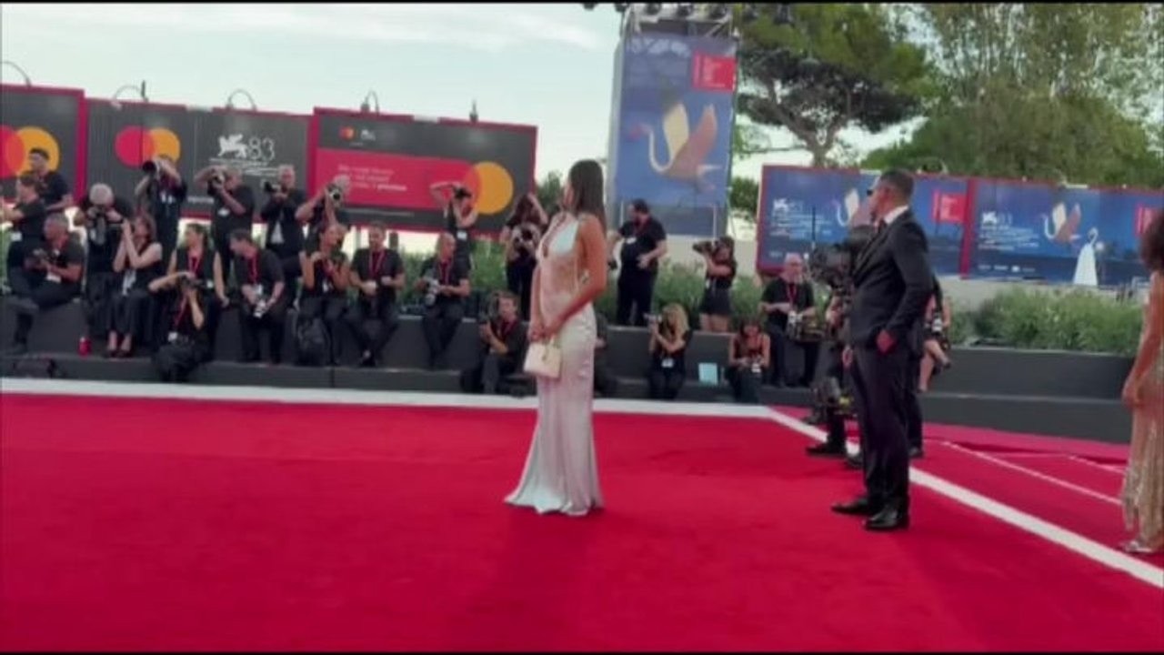 Venezia 83, gli ospiti sul red carpet del film "Look back" tra lusso ed eleganza
