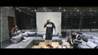 Babo le tira a C-Kan en pleno directo