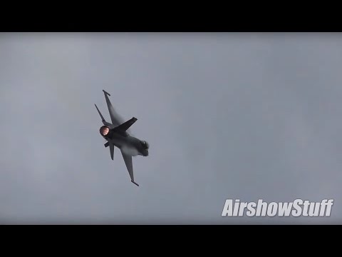 USAF F-16 Fighting Falcon Demo Team - Low Approaches - Thunder Over Michigan 2015