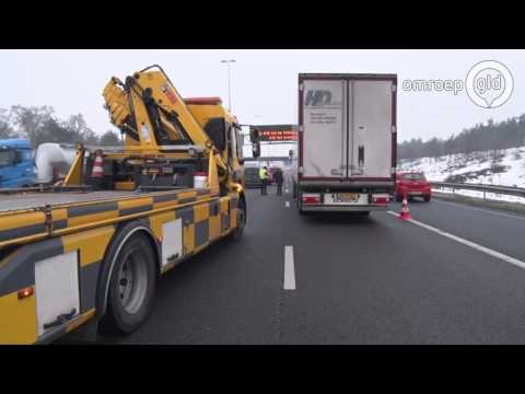 Zwangere vrouw slaat over de kop op A50 en glijdt 150 meter door