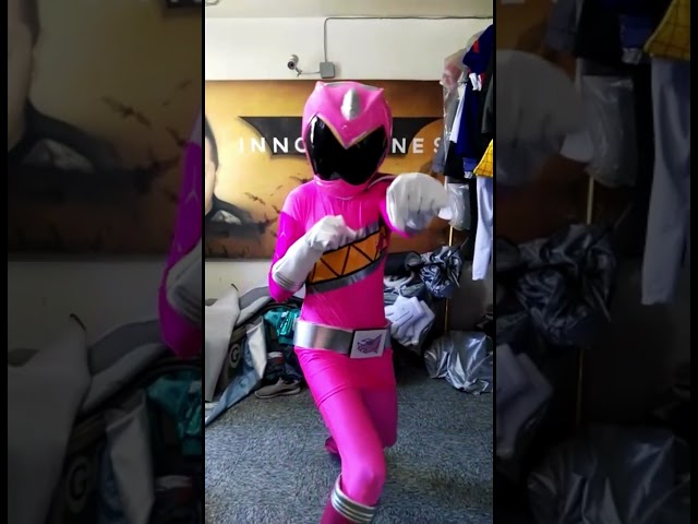 Vídeo relacionado con Funidelia Disfraz Oficial Power Ranger Rosa para niña, Incluye camiseta, pantalón, cinturón y máscara, Superhéroes - Traje para niños para fiestas, Carnaval y Halloween, Talla 3-4 años
