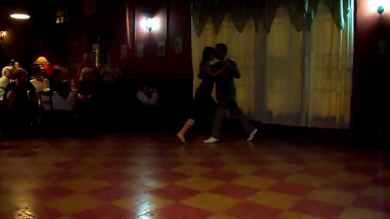 Julieta Qüesta y Martín Barrionuevo bailan "Raza Criolla" en Milonga Otra Historia, Cipolletti.
