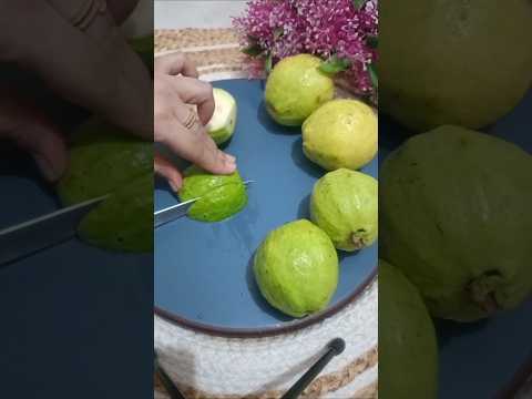 Guava Chaat 😋#spicychaat #amroodchaat #guavalover #peruchaat #nocookrecipe #short #trending #recipe