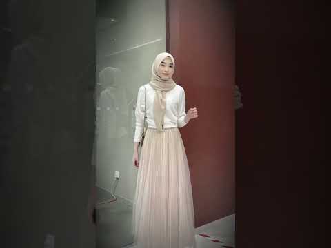 YouTube · Gamis[dot]me — Mix and match hijab dengan rok plisket bikin tampilan kondangan kamu makin stylish! 🌟✨ Siap t...