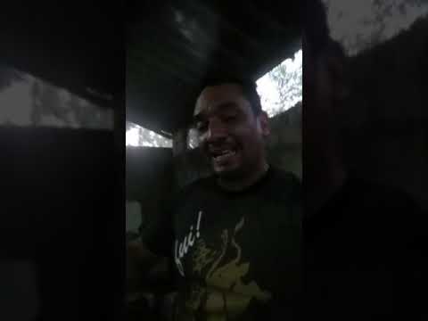 um homem ensinando a arte de lavar roupas