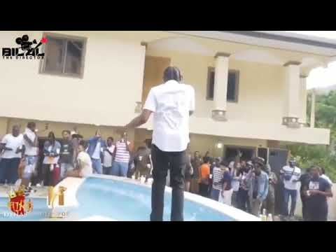 K lion performing at hill top