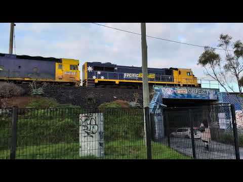 Pacific National G523 G540 X48 light engines Tottenham