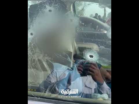 شاهد بالفيديو.. مقتل رجل دين على يد مسلحين اثنين بعد إطلاقهما وابلاً من الرصاص على سيارة كانت تقله شمالي بغداد