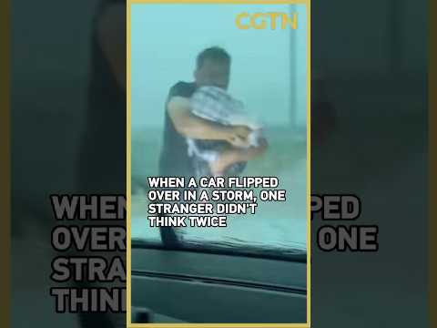 Car overturns in torrential rain – watch what this passerby does next