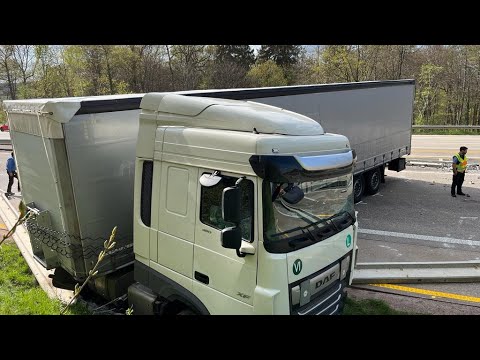 Schwerer LKW Unfall auf der A1 bei Schweich, LKW kommt quer auf Autobahn zum stehen 21.04.2022