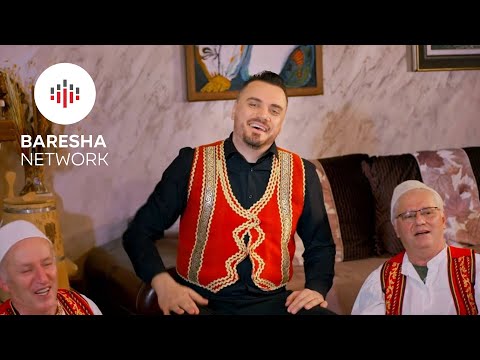 Vani Gjuzi - Më Shikon Me Buzë Në Gaz (Official Video)