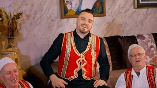 Vani Gjuzi - Më Shikon Me Buzë Në Gaz