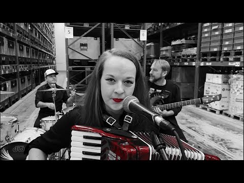 SMASH - SMASH - Pohádková - feat.Martina Linkešová (Scandall Cover) offi