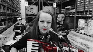 SMASH - Pohádková - feat.Martina Linkešová (Scandall Cover) offi