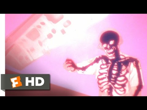 レポ男 (1/10) Movie CLIP - トランクに何を入れた？(1984年) HD (Repo Man (1/10) Movie CLIP - What You Got in the Trunk? (1984) HD)