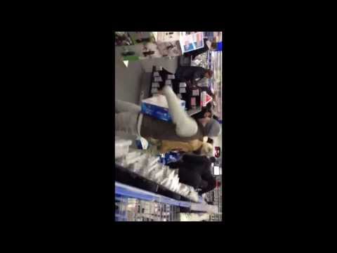 Ps4 Ansturm im Expert Bad Kreuznach. Armer Kerl der dachte er hätte eine Ps4 xD