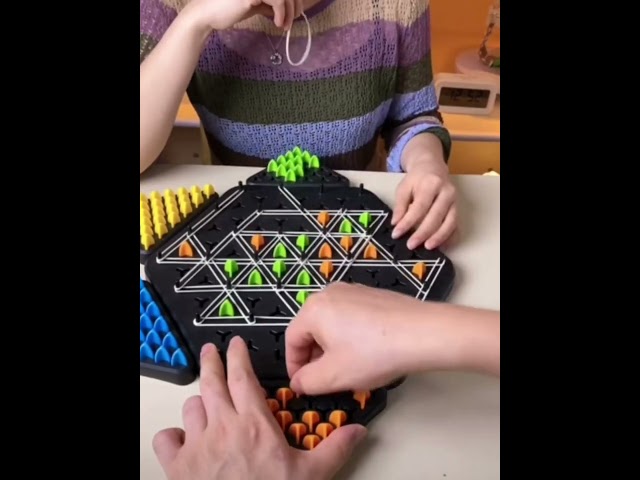 Vídeo relacionado con Chain Triangle Game, Triggler Juego de Mesa GomasTriangulos, Mesa de Ajedrez en Cadena, Juego de Ajedrez Triángulo de Cadena para Niños Adultos, Juegos Clavijas Triangulares, 2-4 Jugadores