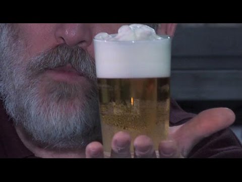 ¿Por qué se lleva mejor la cerveza con espuma?
