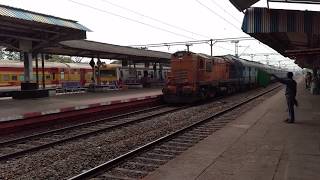 preview picture of video 'Loud honking by fast moving diesel loco at Bauria'