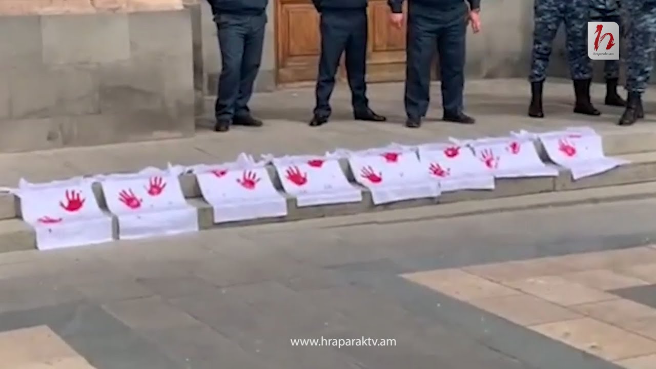 Զոհված զինծառայողների հարազատները արյունոտ շապիկներ դրեցին կառավարության աստիճաններին