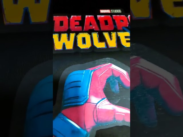Vídeo relacionado con Marvel Deadpool & Wolverine - Camiseta para hombre | Camiseta gráfica negra de manga corta para adultos | Camiseta de ropa para fanáticos de la comedia de superhéroes | Regalo de mercancía de cómic de