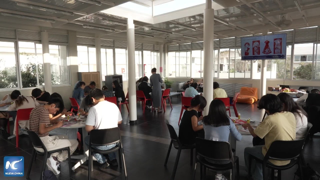 Peruanos reconocen elegancia de cultura china mediante elaboración del qipao en papel