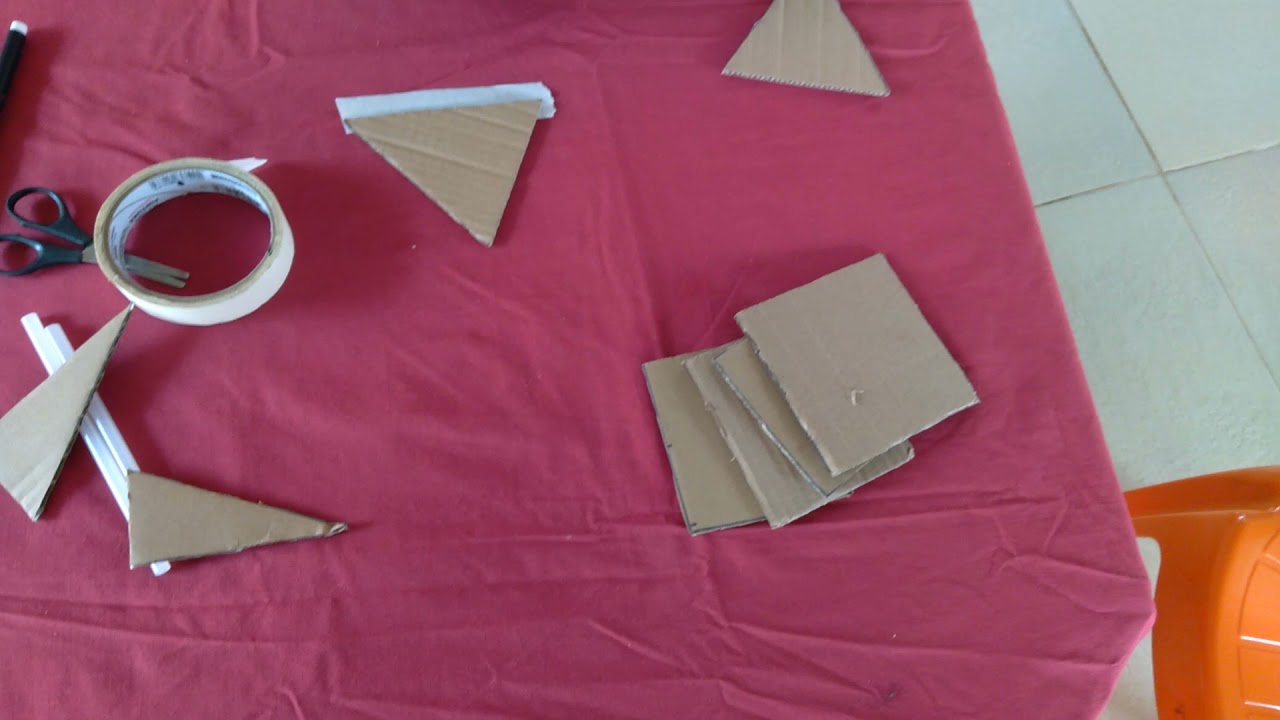 Como fazer uma pirâmide com papelão.