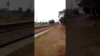 preview picture of video 'Gomti exp coming makkhanpur'