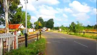 preview picture of video 'KJM WDM2A #17687 at Birur level crossing'