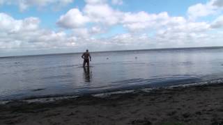 preview picture of video 'Tomando banho no Mar Báltico, perto de Peterhof, em São Petersburgo, Rússia (1/2)'